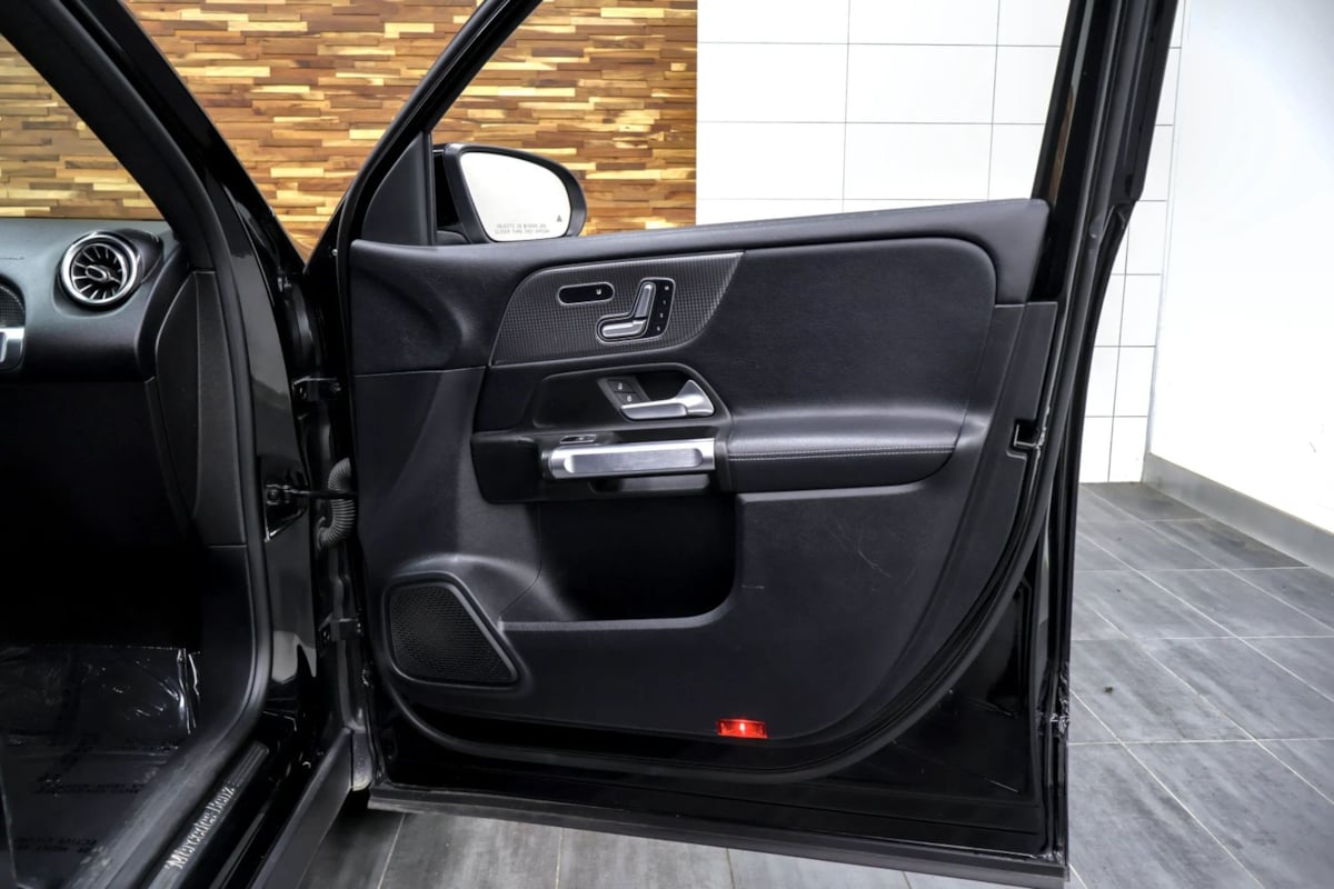 Mercedes-Benz GLB 250 photo 36