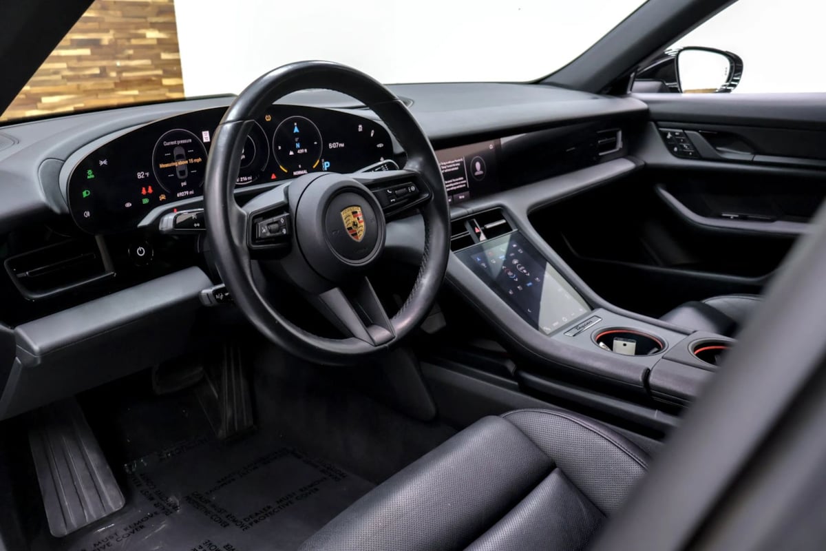 Porsche Taycan photo 10