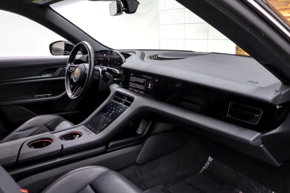 Porsche Taycan photo 12