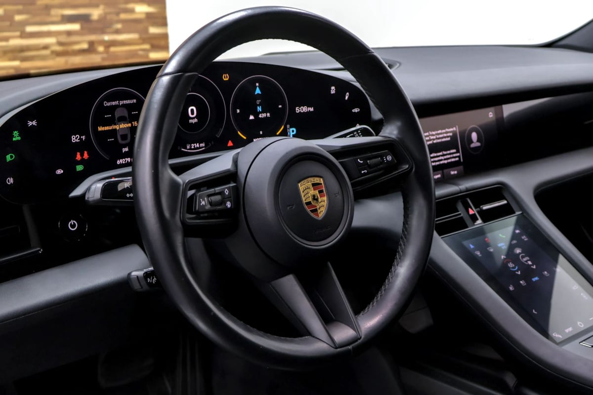 Porsche Taycan photo 13