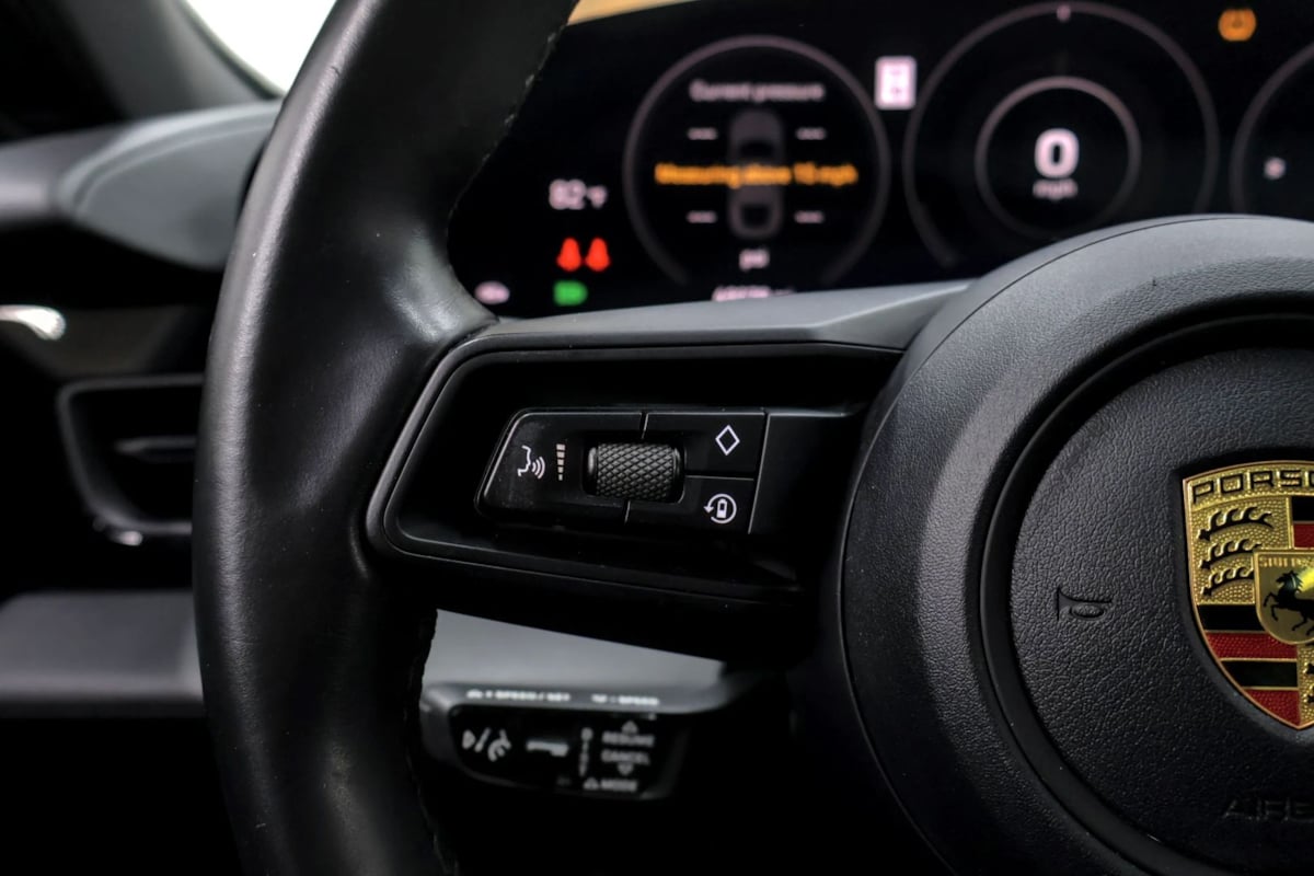 Porsche Taycan photo 14