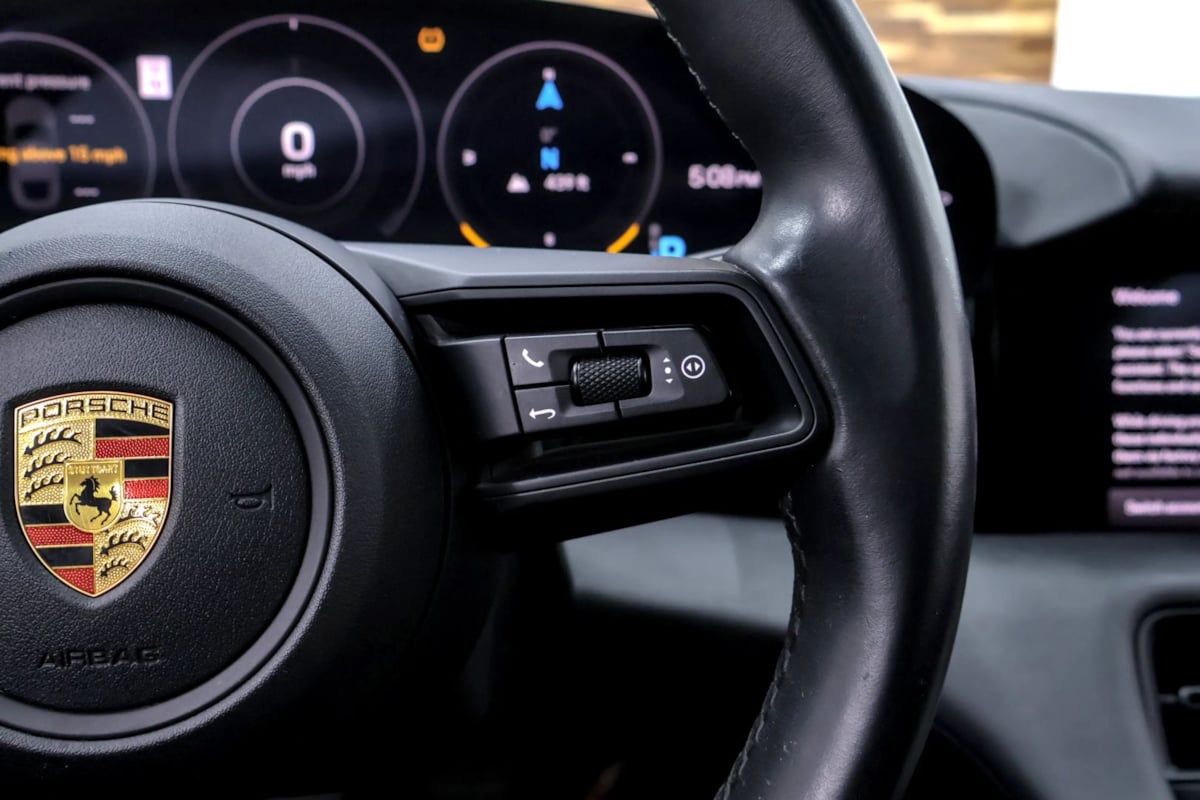 Porsche Taycan photo 15