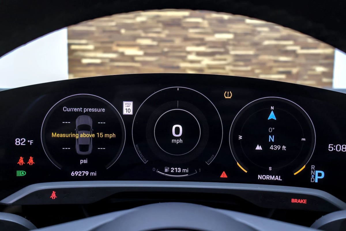 Porsche Taycan photo 16