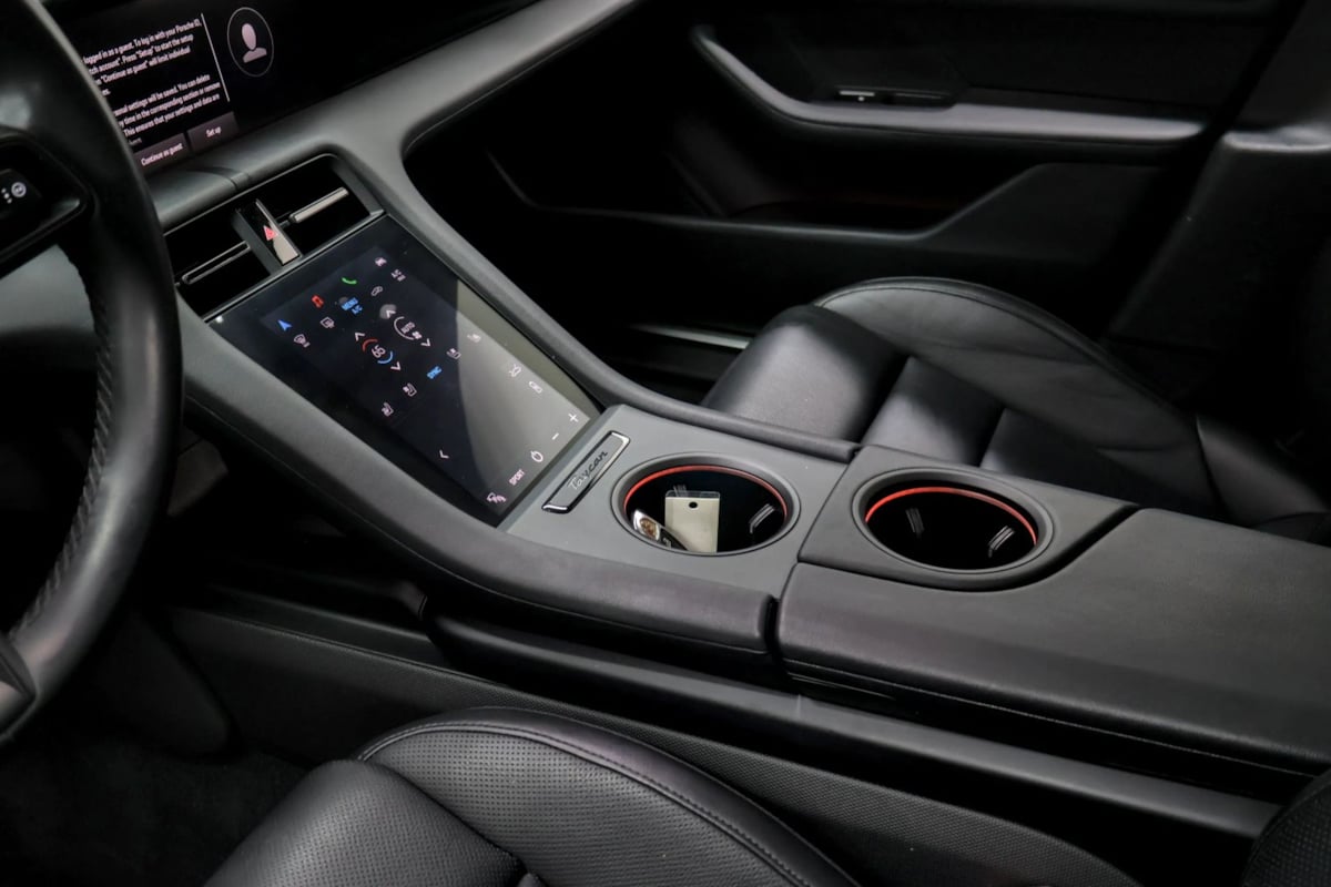 Porsche Taycan photo 17