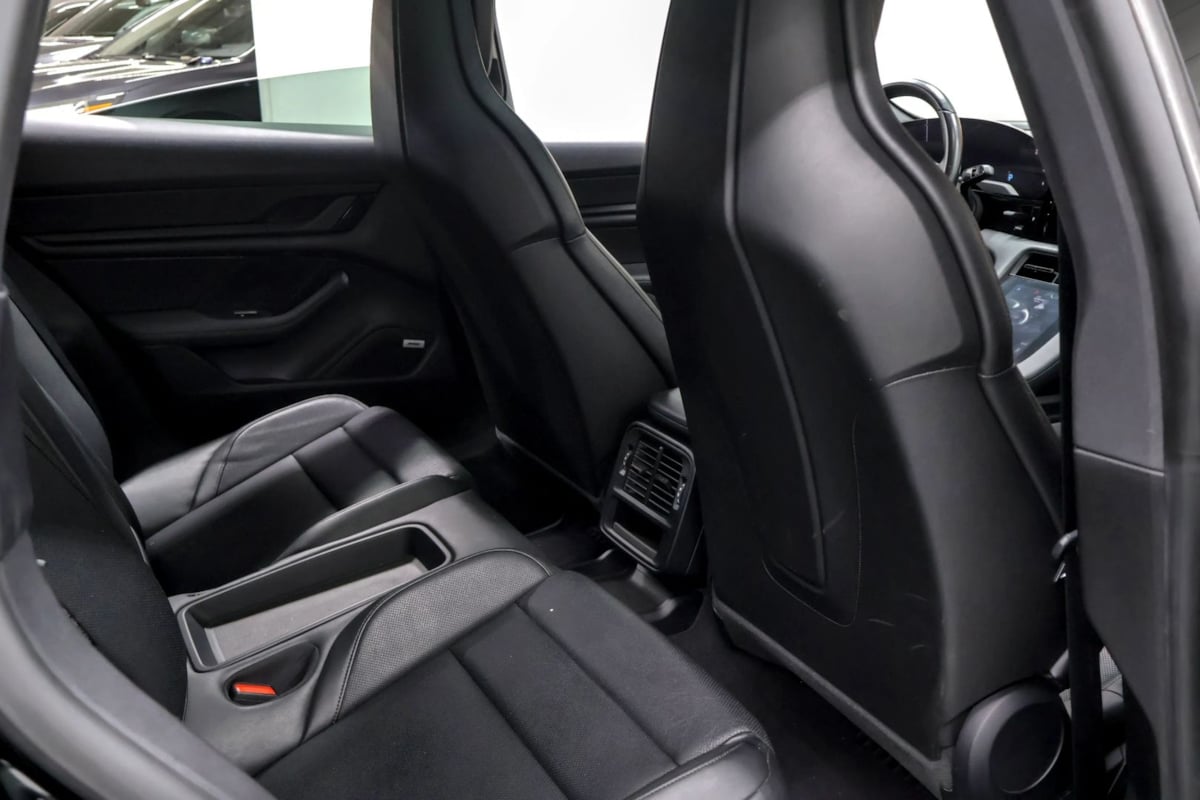 Porsche Taycan photo 31