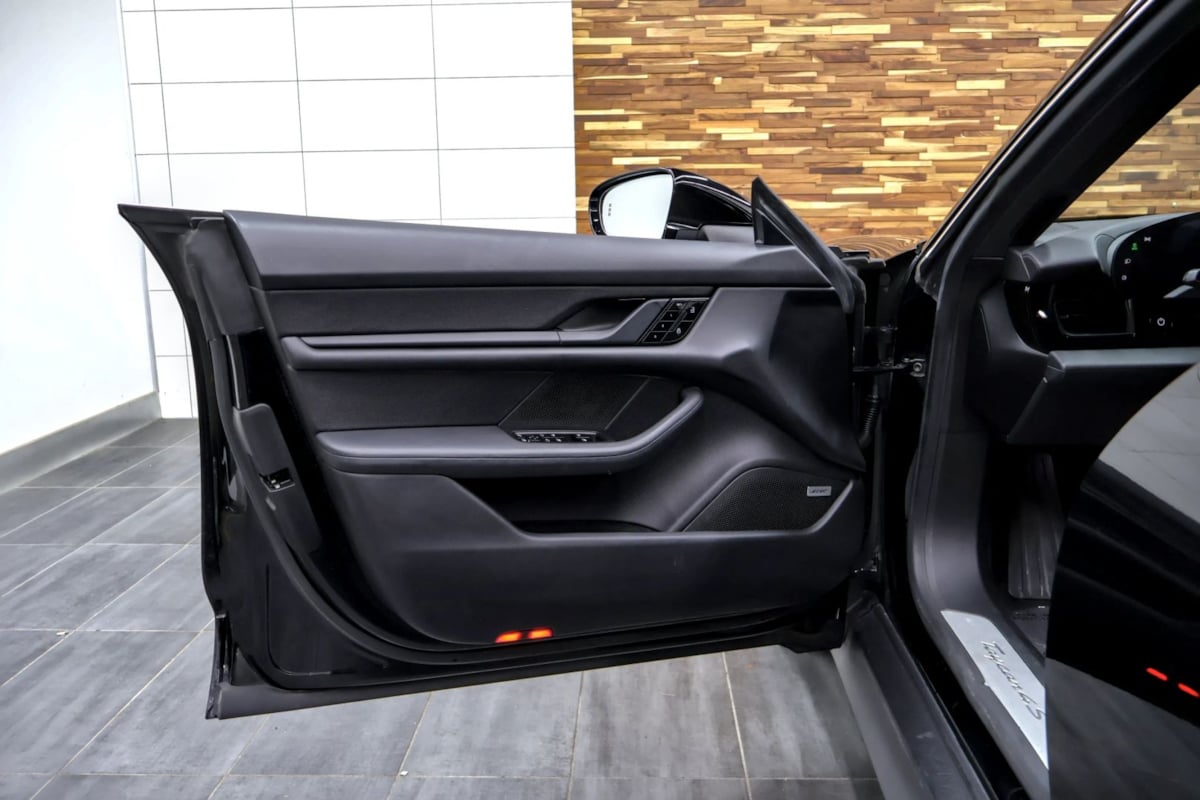 Porsche Taycan photo 36