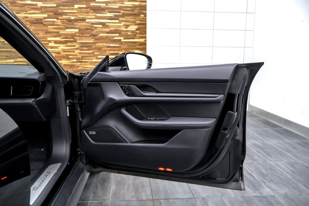 Porsche Taycan photo 38
