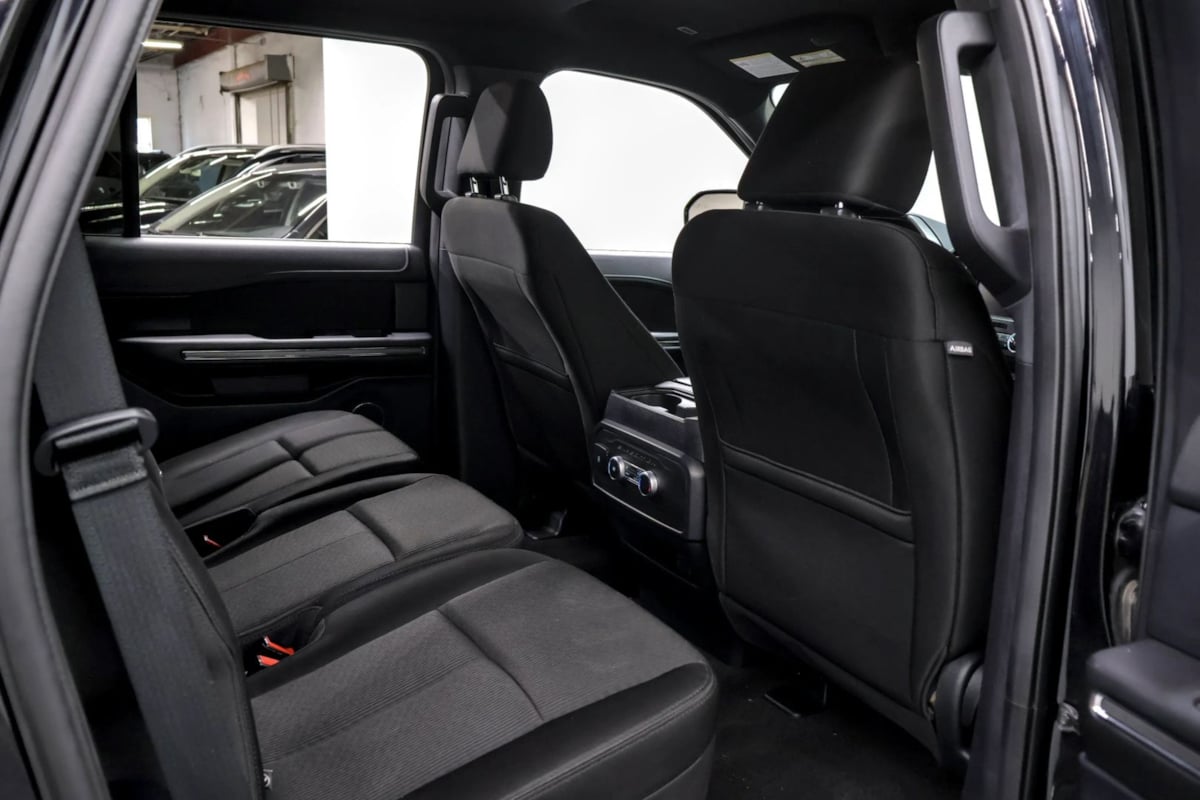 Photo 30 of this Ford Expedition