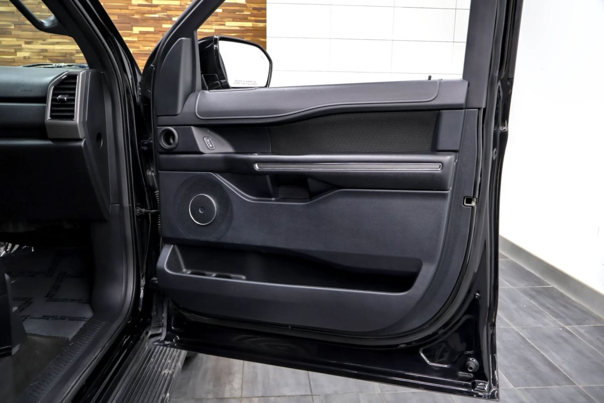 Photo 38 of this Ford Expedition