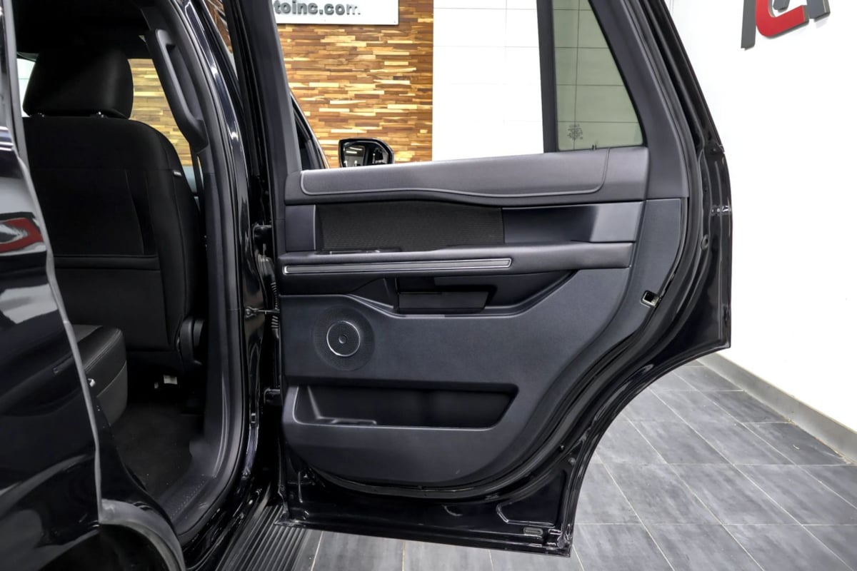 Photo 39 of this Ford Expedition