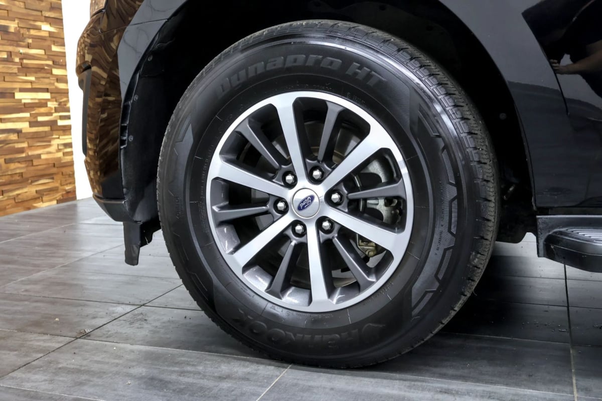 Photo 42 of this Ford Expedition