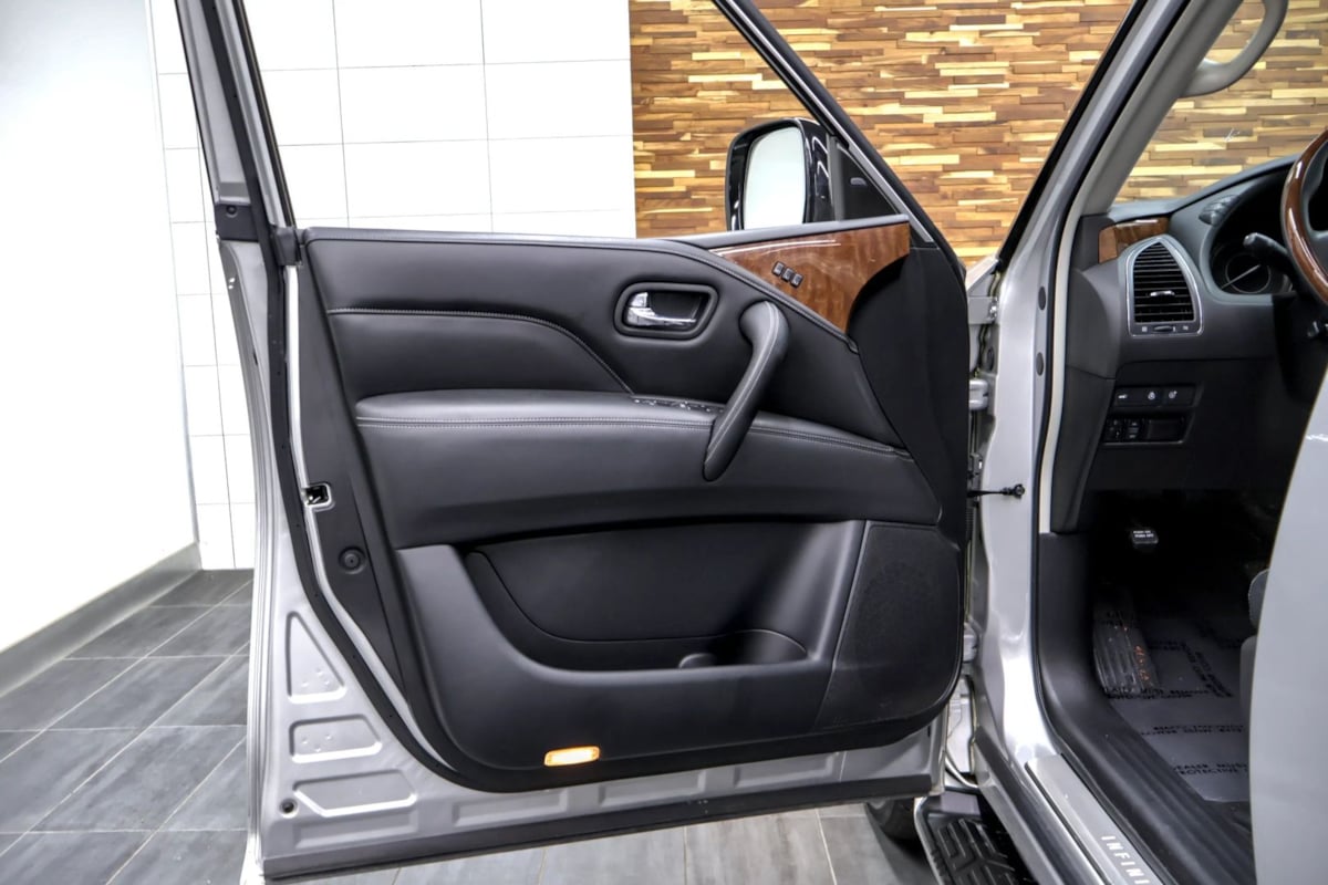 Photo 38 of this INFINITI QX80