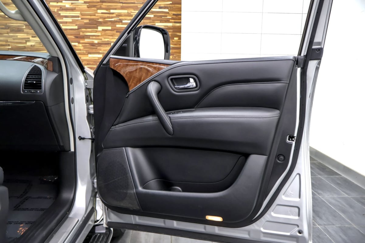 Photo 40 of this INFINITI QX80