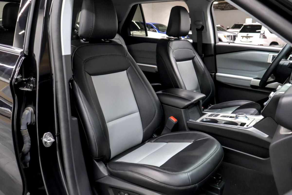 Photo 28 of this Ford Explorer