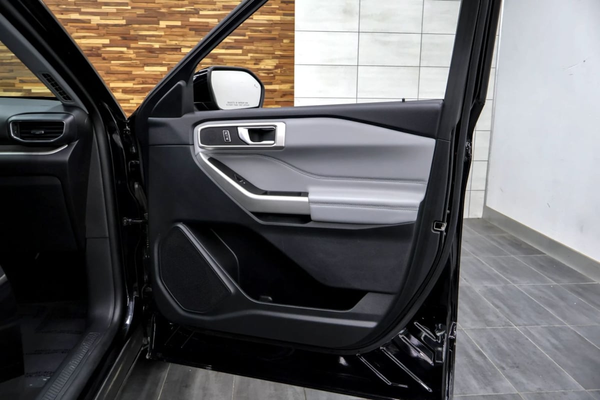 Photo 38 of this Ford Explorer