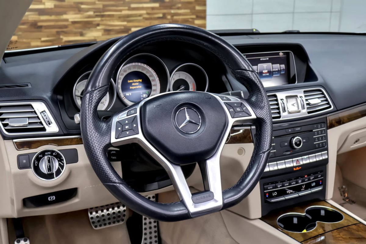 Photo 12 of this Mercedes-Benz E 400