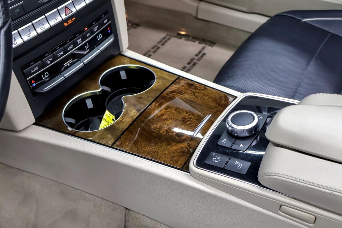 Photo 16 of this Mercedes-Benz E 400