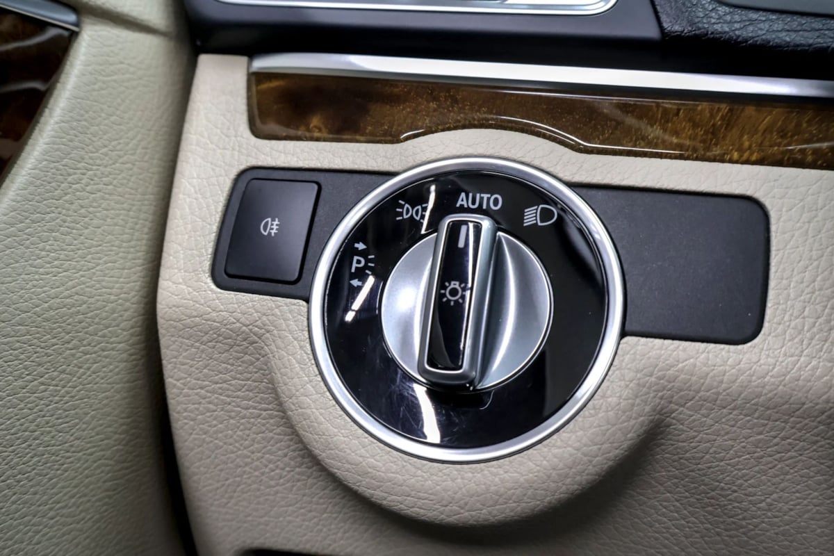 Photo 25 of this Mercedes-Benz E 400