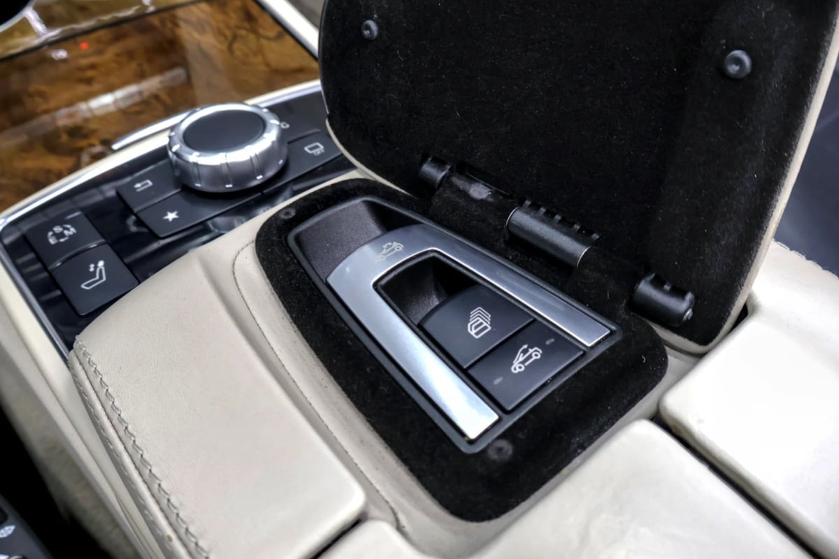 Photo 27 of this Mercedes-Benz E 400