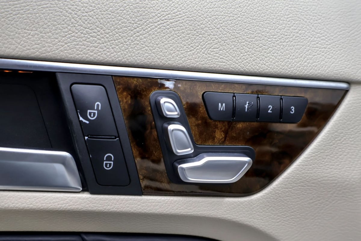 Photo 33 of this Mercedes-Benz E 400