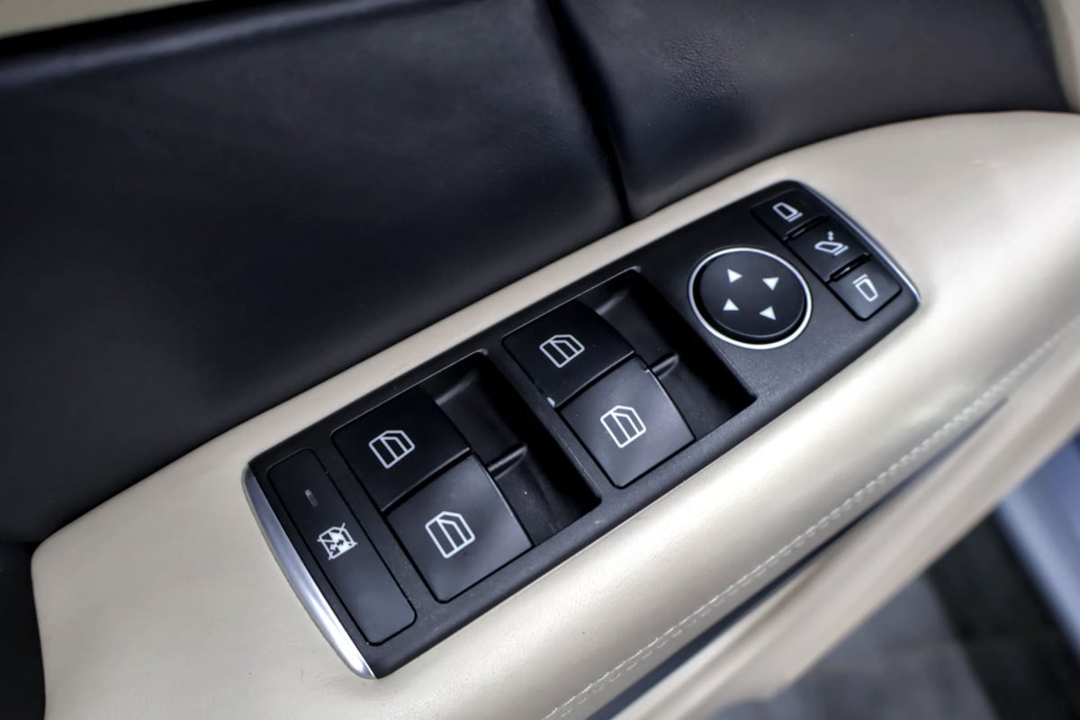 Photo 34 of this Mercedes-Benz E 400