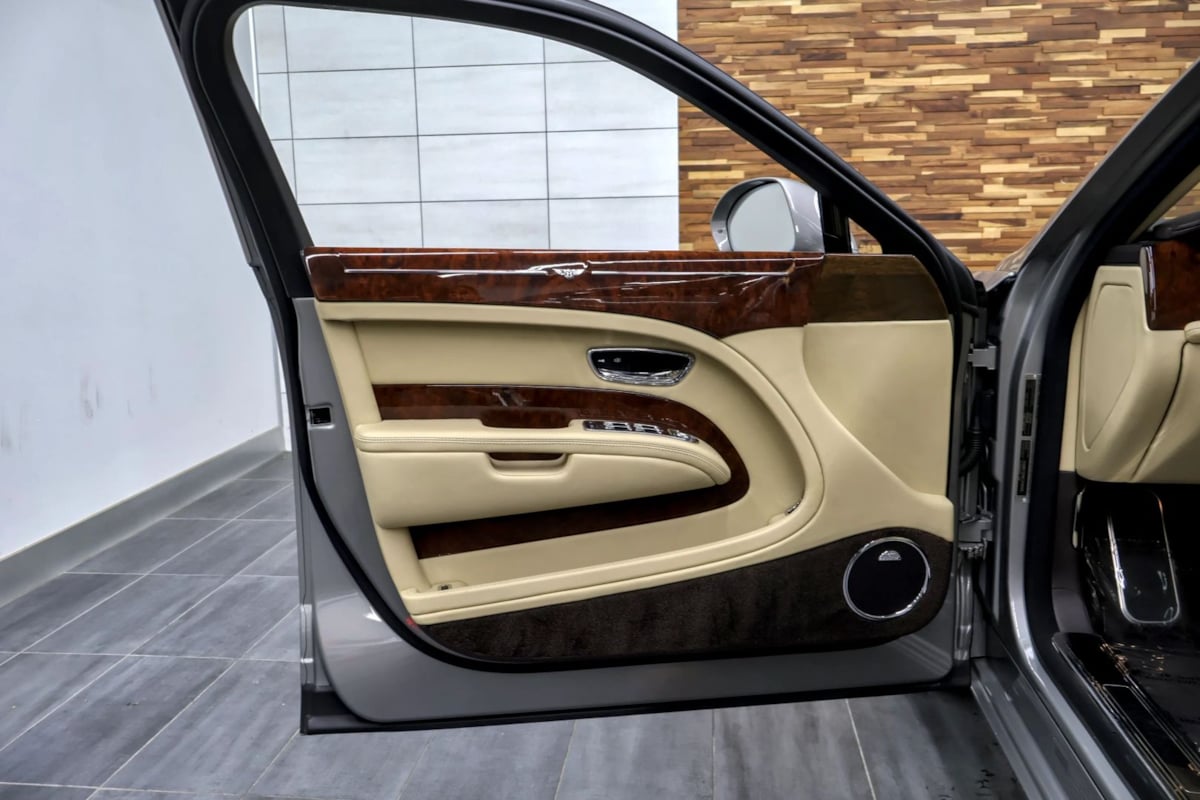 Photo 37 of this Bentley Mulsanne