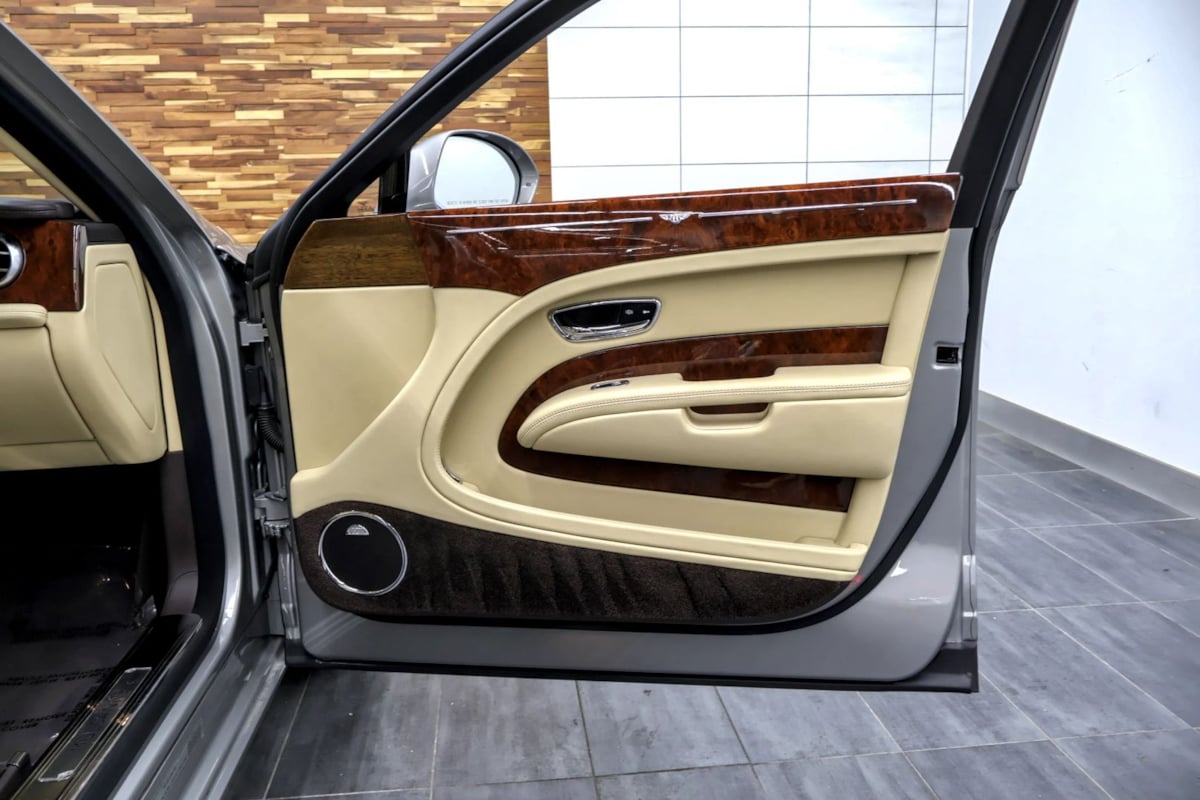 Photo 40 of this Bentley Mulsanne