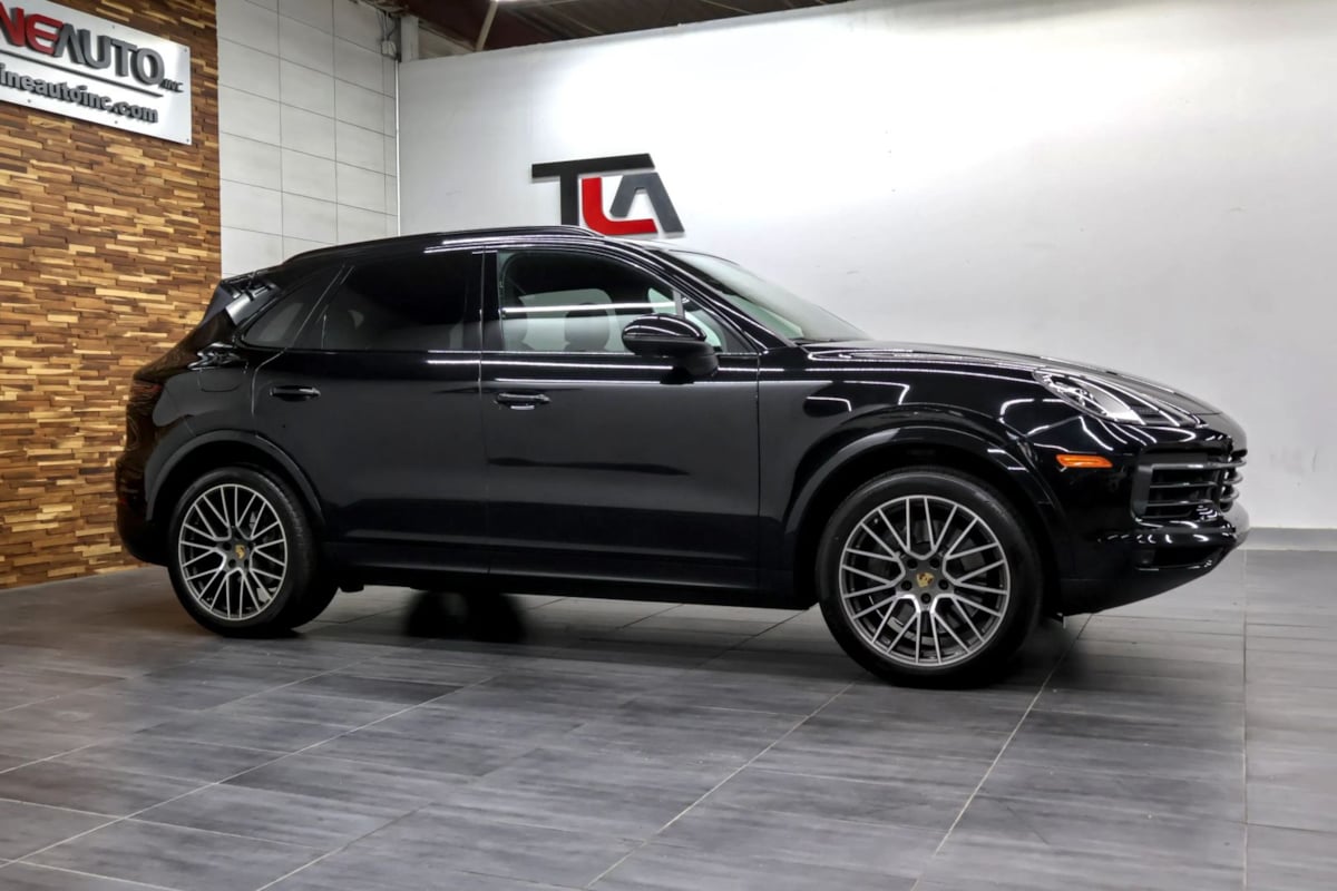 Photo 5 of this Porsche Cayenne
