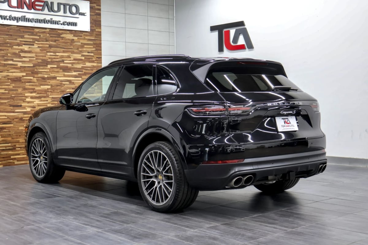Photo 7 of this Porsche Cayenne
