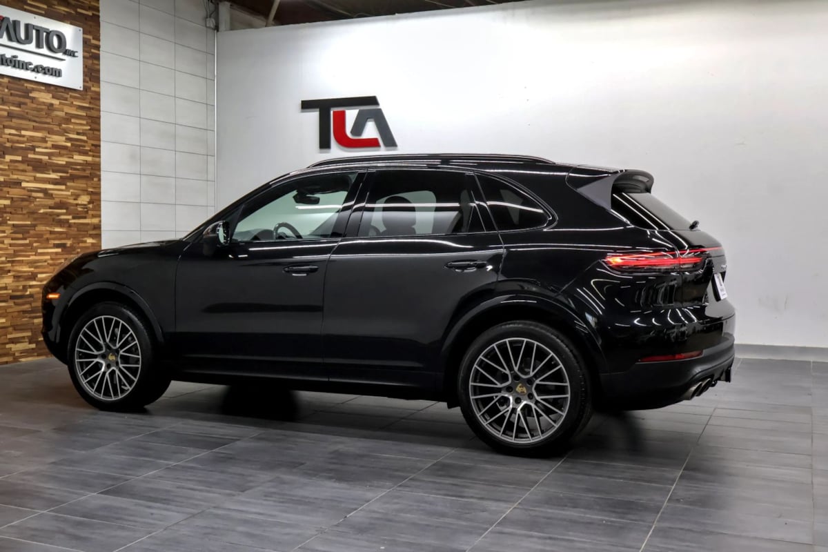 Photo 6 of this Porsche Cayenne