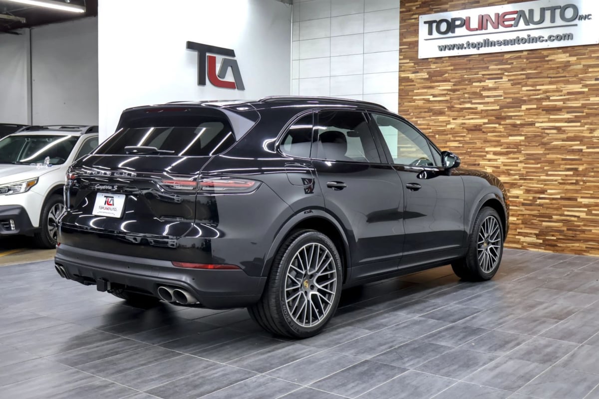Photo 9 of this Porsche Cayenne