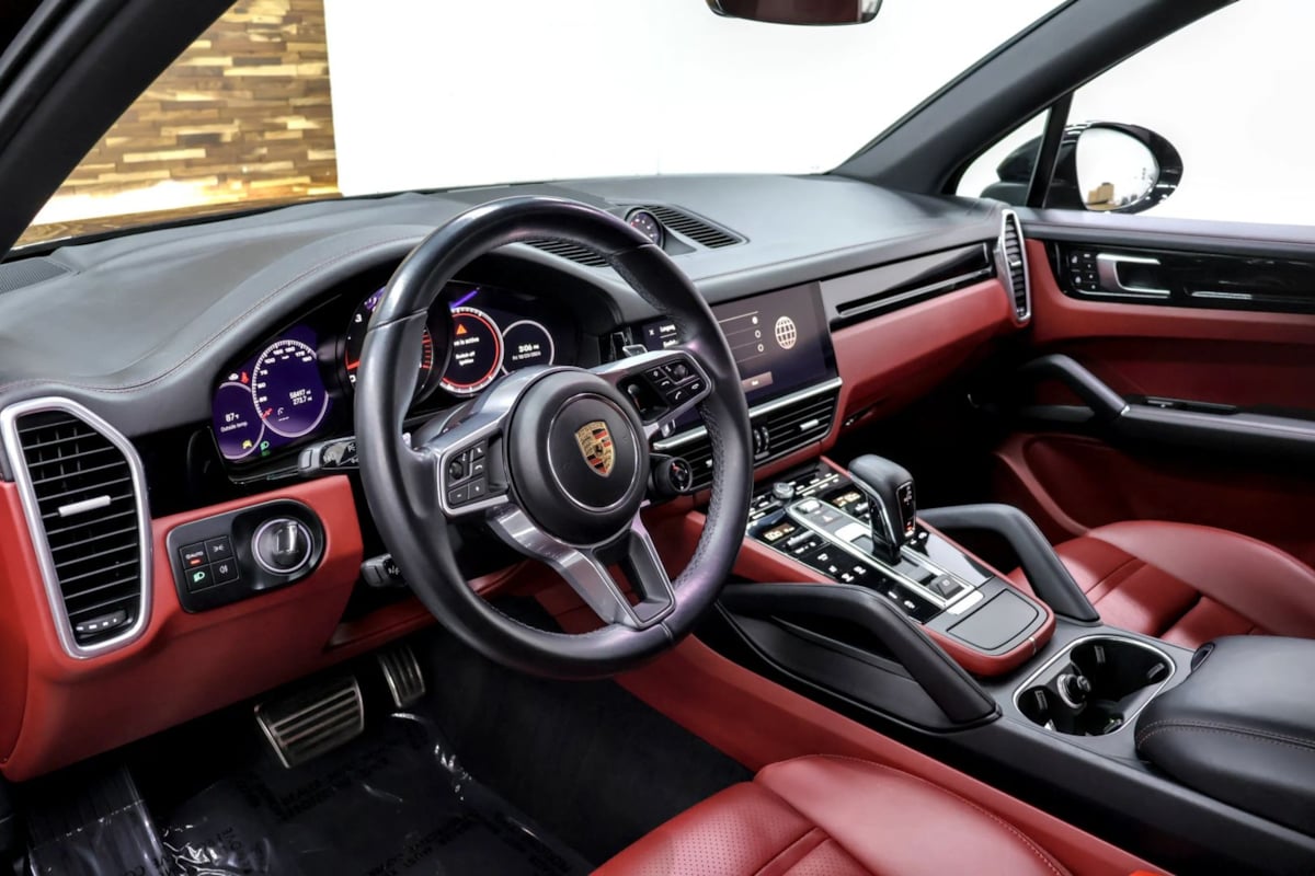 Photo 10 of this Porsche Cayenne