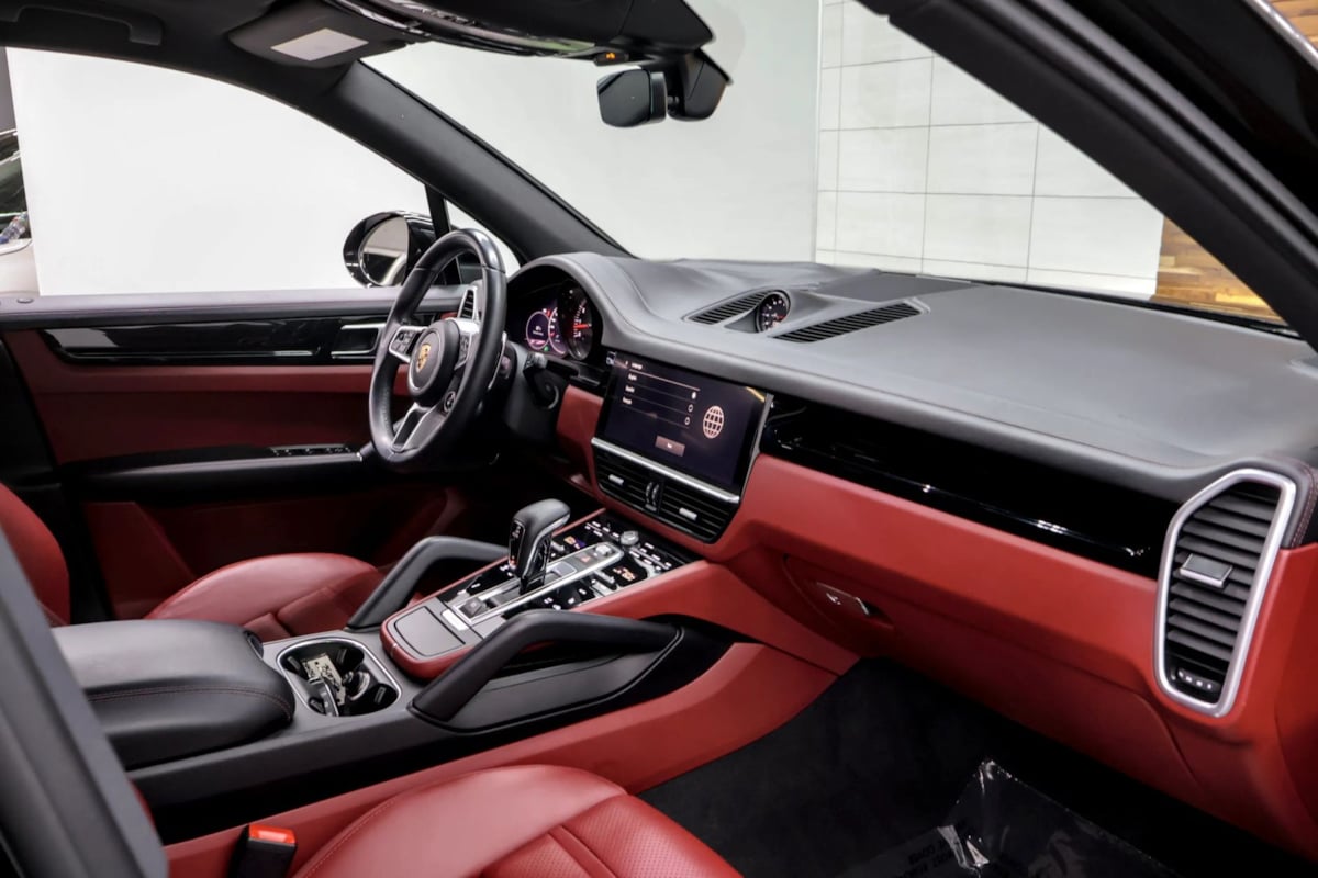 Photo 12 of this Porsche Cayenne