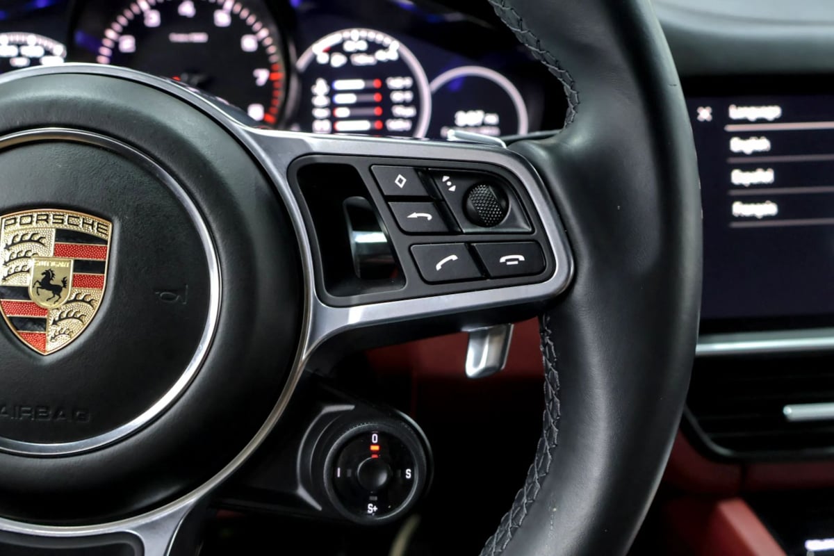 Photo 15 of this Porsche Cayenne