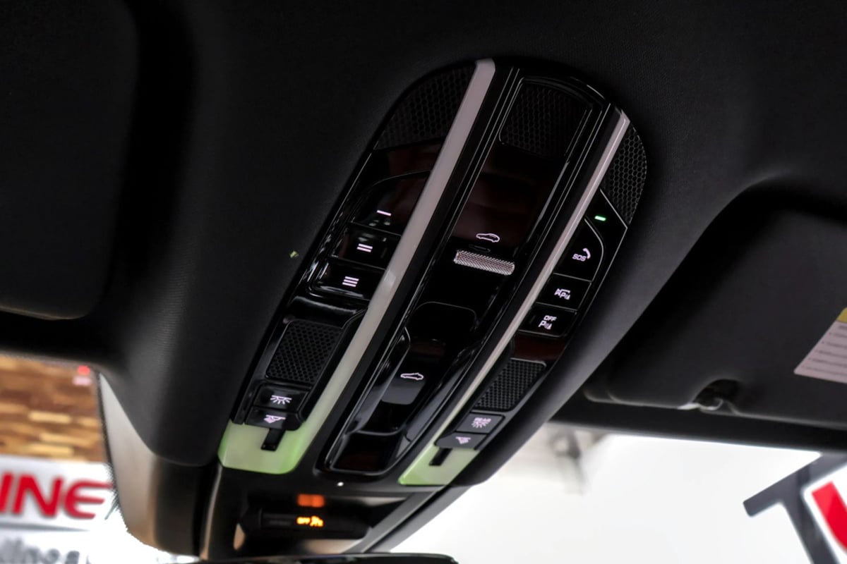 Photo 27 of this Porsche Cayenne