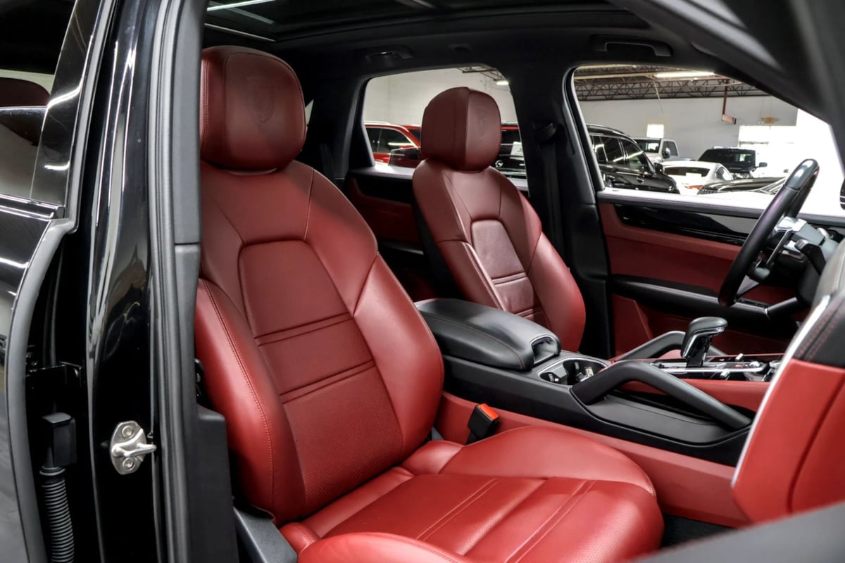 Photo 30 of this Porsche Cayenne