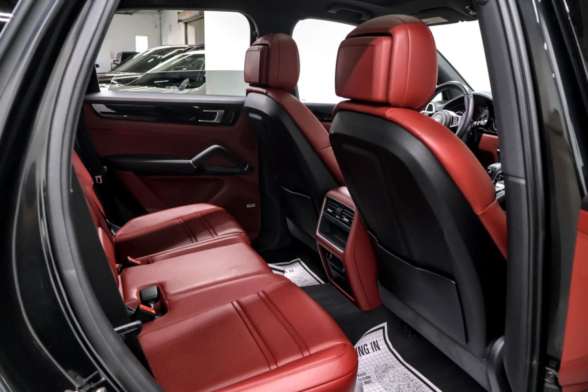 Photo 32 of this Porsche Cayenne