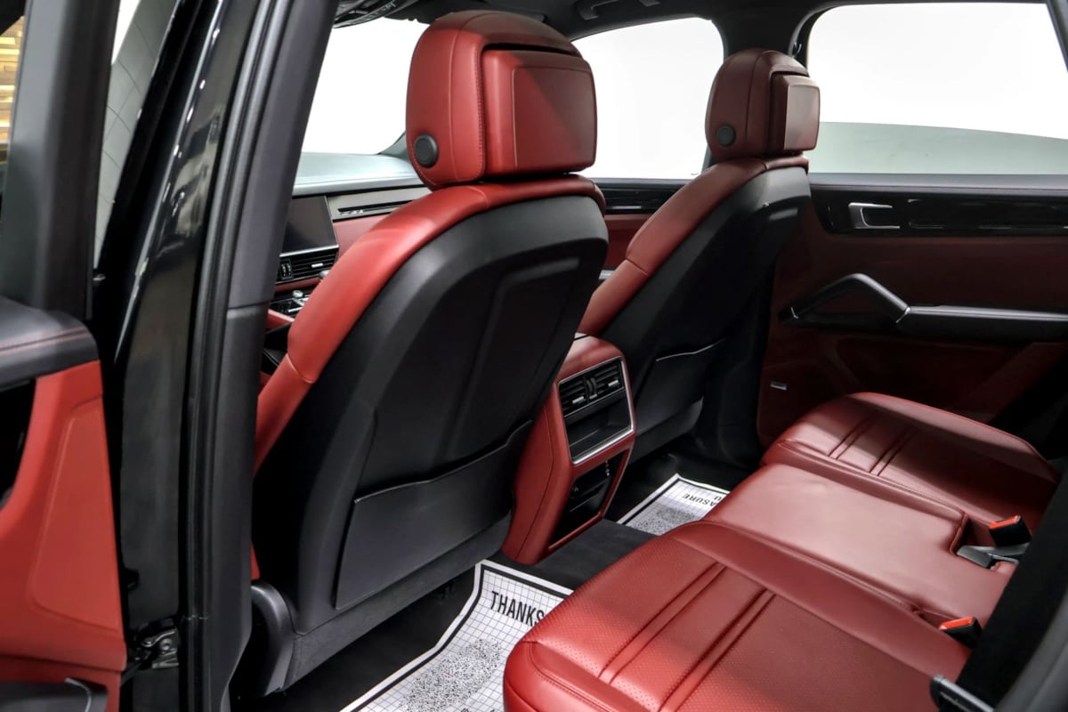 Photo 34 of this Porsche Cayenne