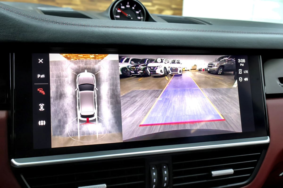 Photo 22 of this Porsche Cayenne