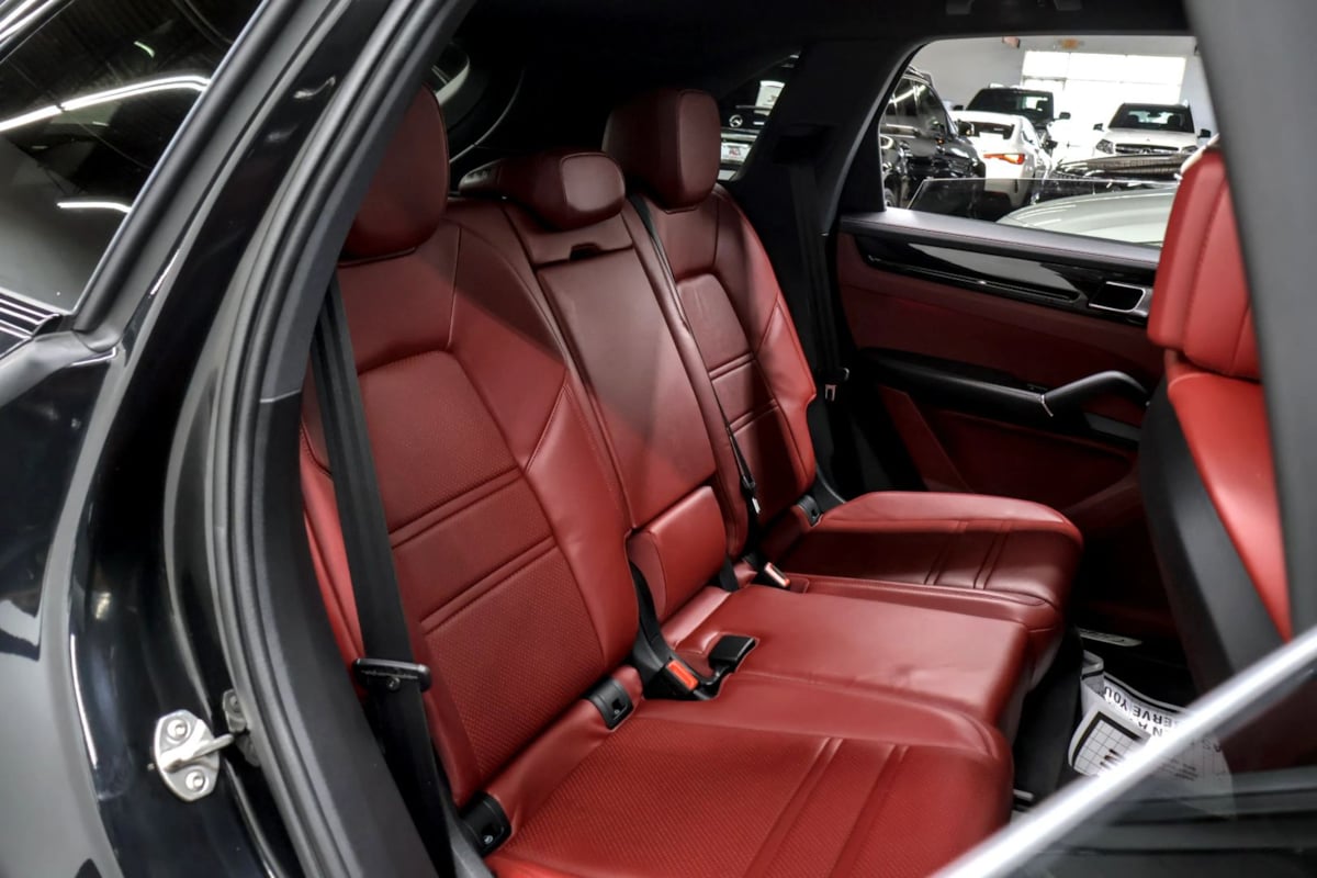 Photo 31 of this Porsche Cayenne