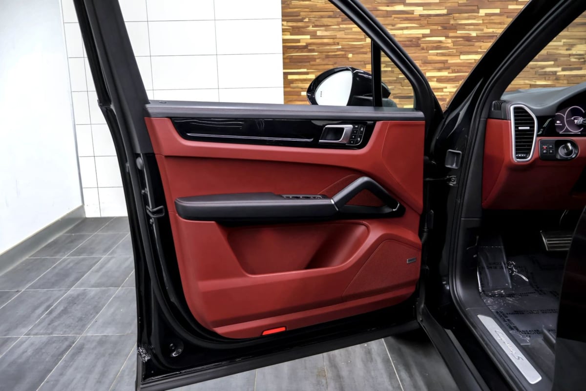 Photo 37 of this Porsche Cayenne