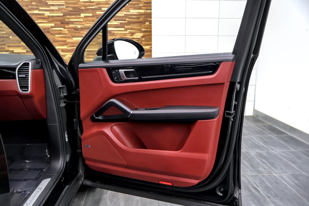 Photo 39 of this Porsche Cayenne