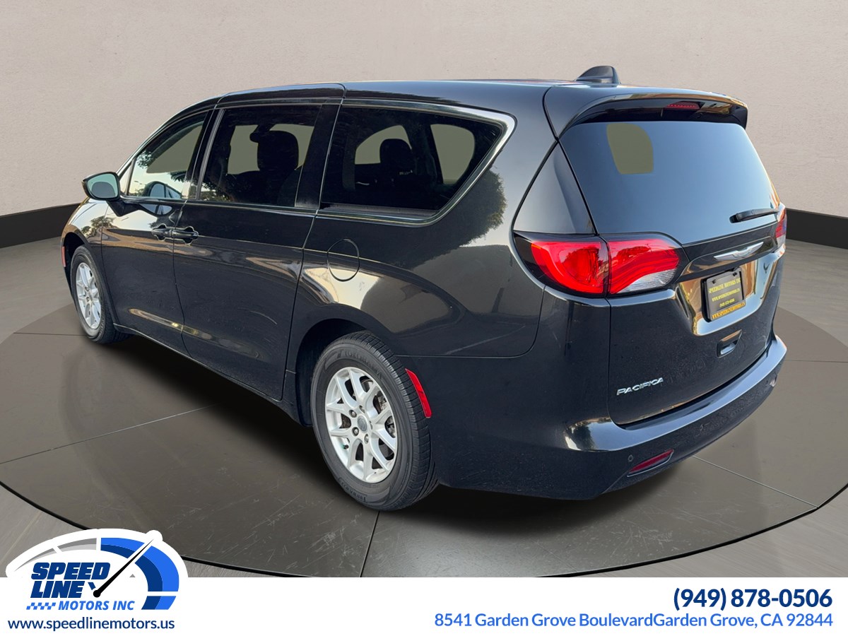 2017 Chrysler Pacifica Touring photo 4