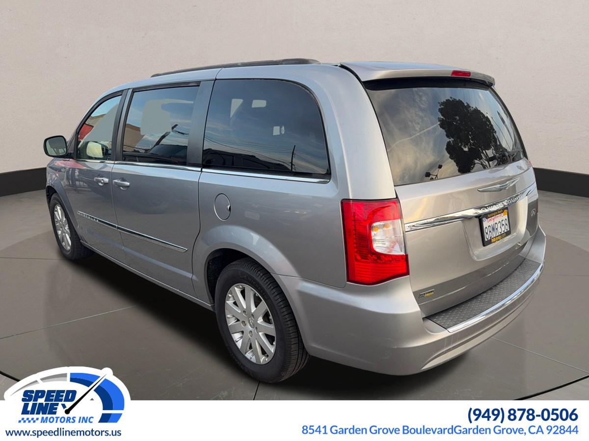 2016 Chrysler Town & Country Touring photo 3