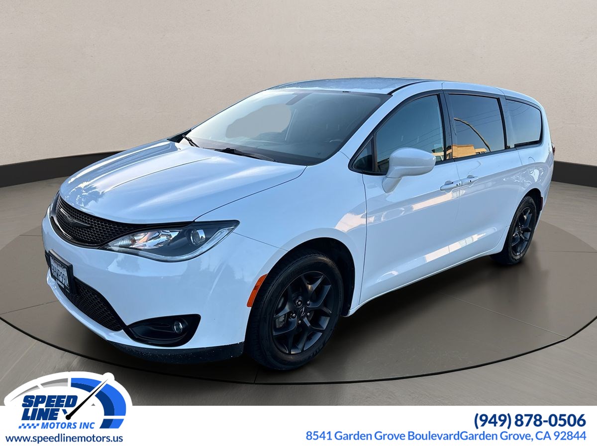 2018 Chrysler Pacifica Touring Plus's photo