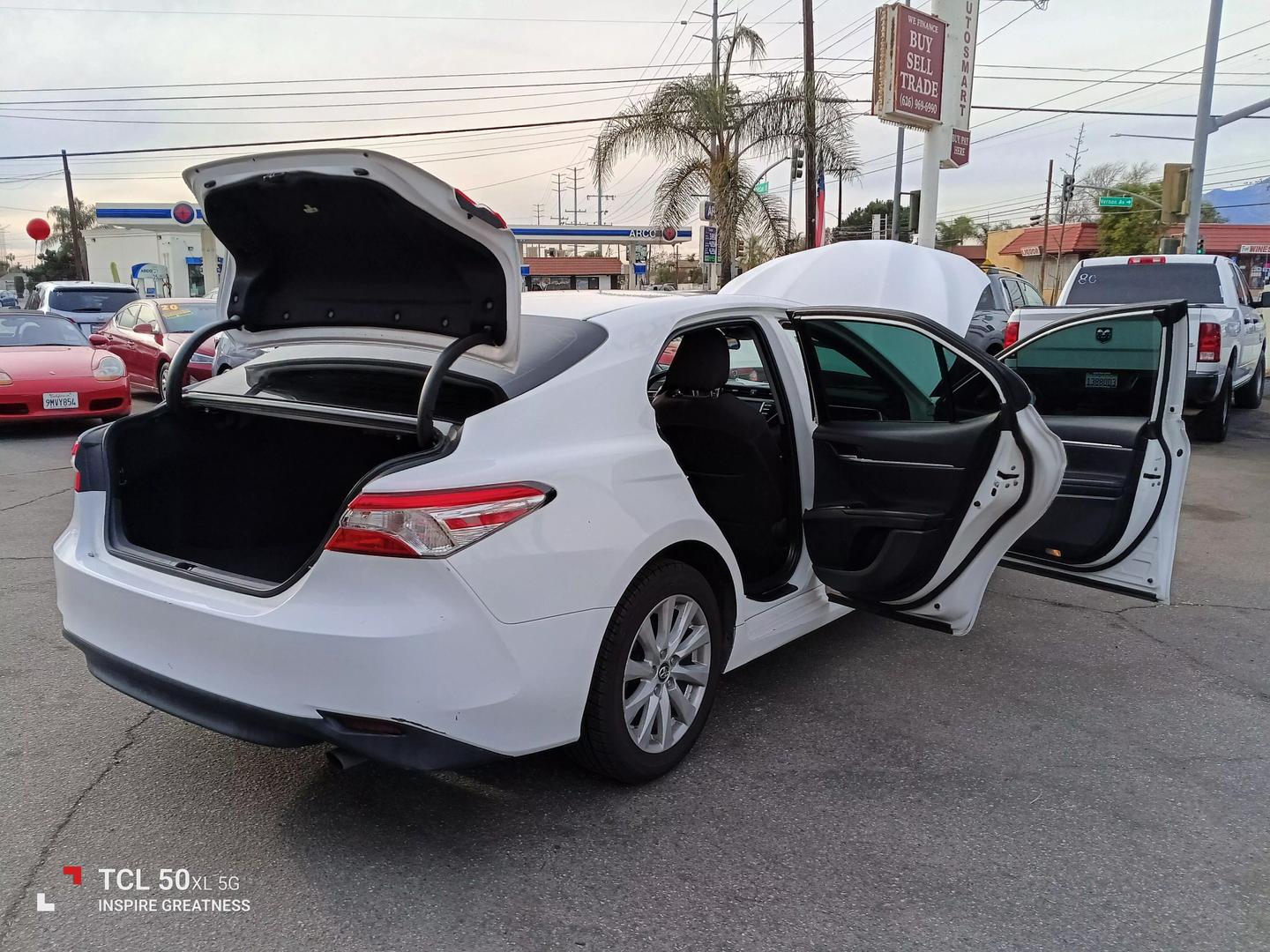 2018 Toyota Camry LE photo 17