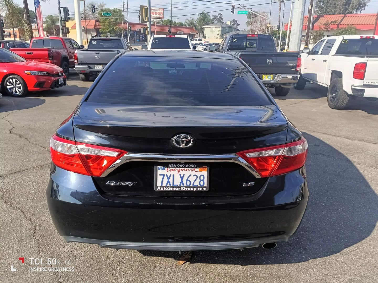 2017 Toyota Camry SE photo 6