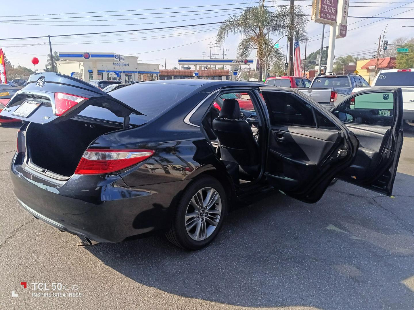 2017 Toyota Camry SE photo 14