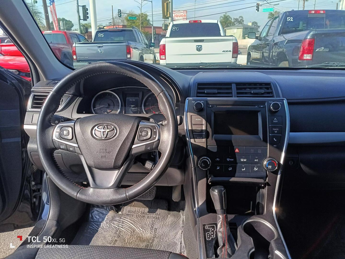 2017 Toyota Camry SE photo 29