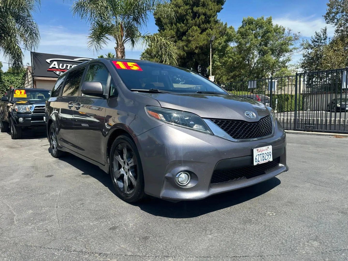 2015 Toyota Sienna SE - Photo 2